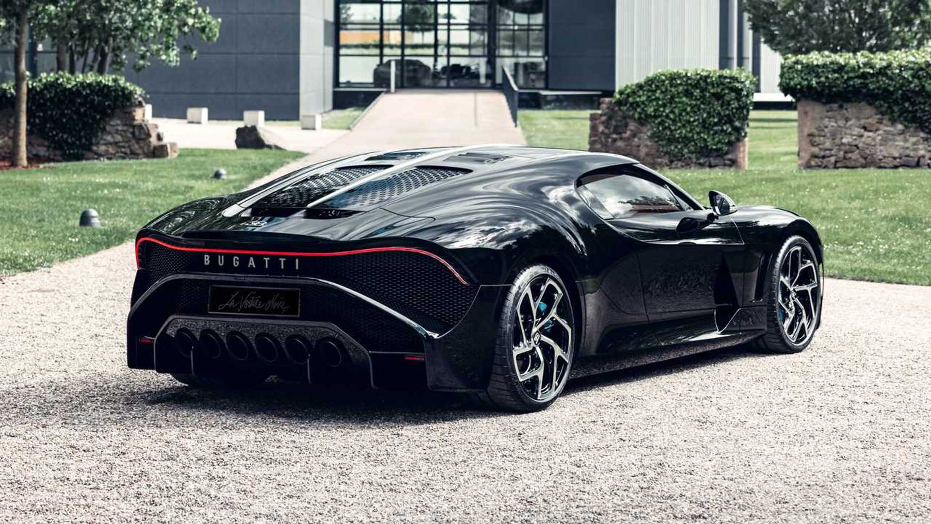 Detalhe traseiro do Bugatti La Voiture Noire com suas seis saídas de escape